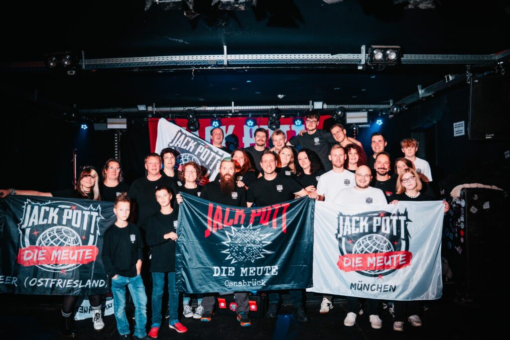 Gruppenbild Der Meute auf dem Jack Pott Konzert der Tour "Der Hass schlägt zurück" in Osnabrück am 19.10.2024 in der kleinen Freiheit